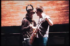 リアム＆ノエルが手を取りステージへ　オアシスのライブ映画から「Wonderwall」本編映像解禁