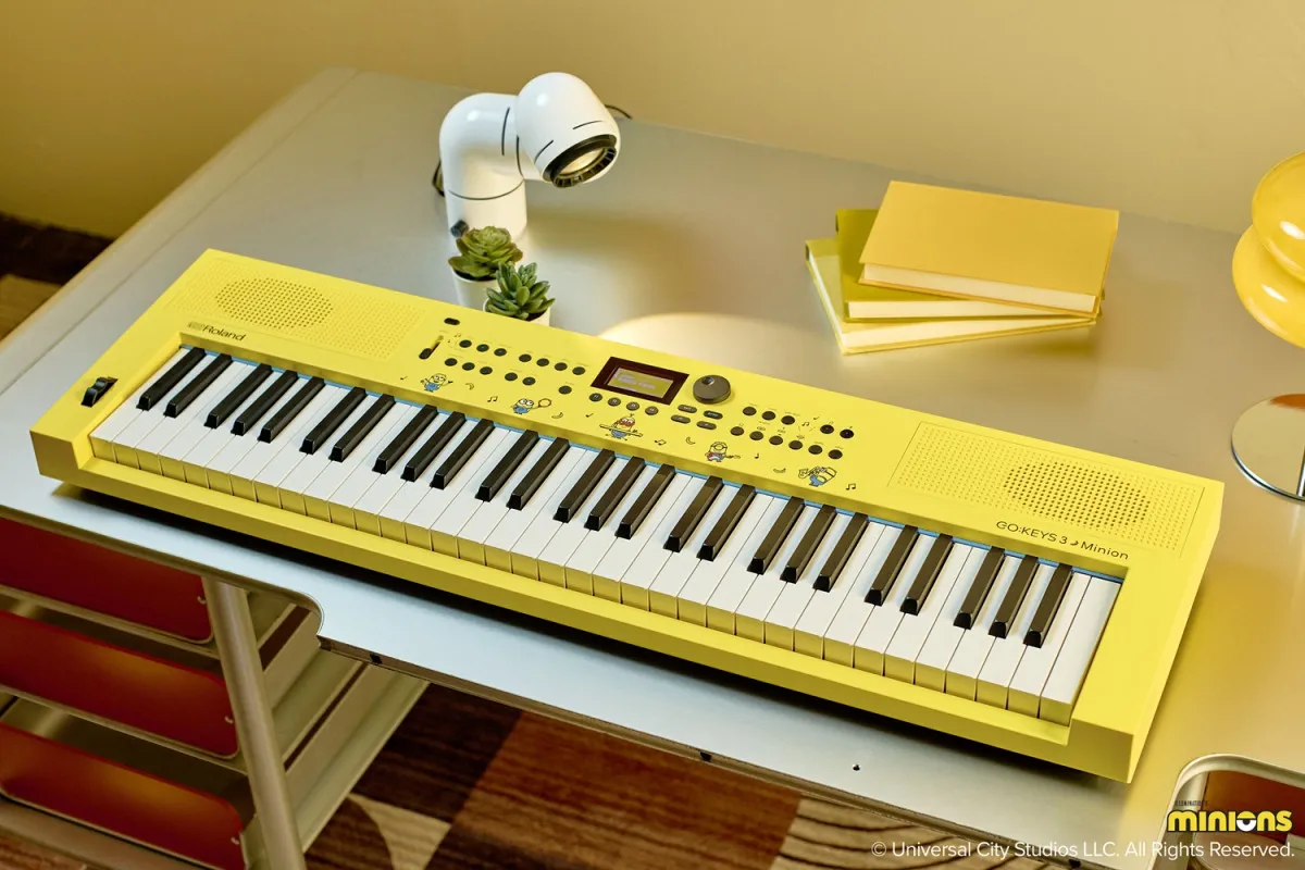 ローランド、「ミニオン」コラボのキーボード発表　電源を入れるとすぐに「ミニオン」の声で演奏