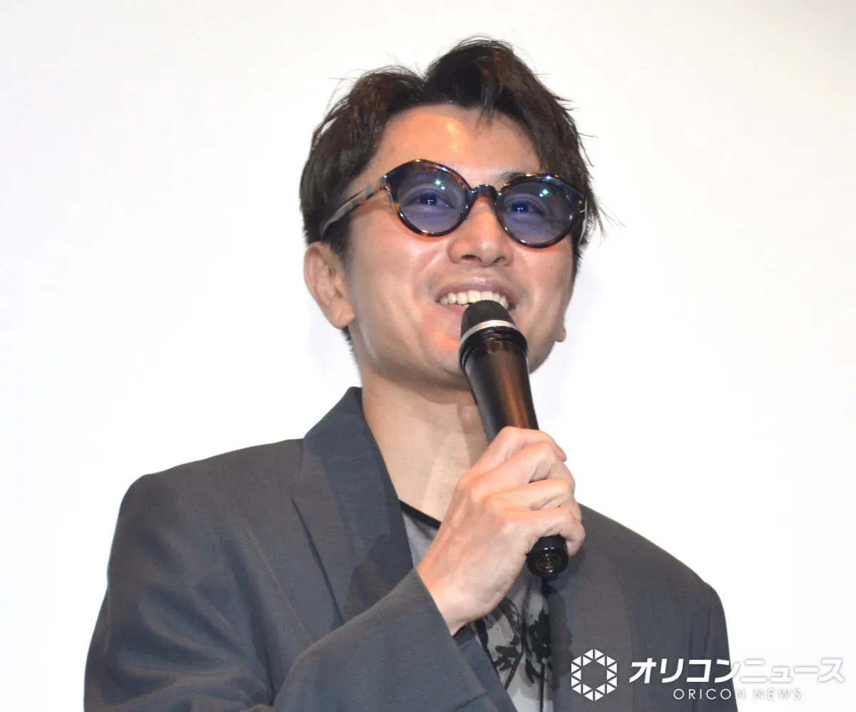 SUPER EIGHT安田章大、42歳の誕生日の花束にニッコリ　おちゃめすぎる“言い間違い”で会場を笑顔に「ドライフラワーやんな…」