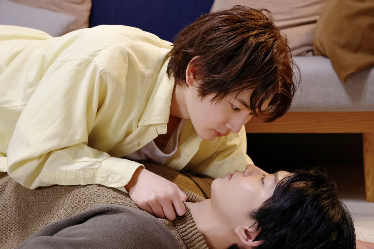 押田岳、鈴木仁に“アクション”　『お前のほうからキスしてくれよ』“甘々”ショット