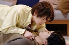 押田岳、鈴木仁に“アクション”　『お前のほうからキスしてくれよ』“甘々”ショット