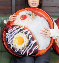 びっくりドンキー、リアルな“月見ハンバーグ”のクッション登場　直径約60センチのBIGサイズ