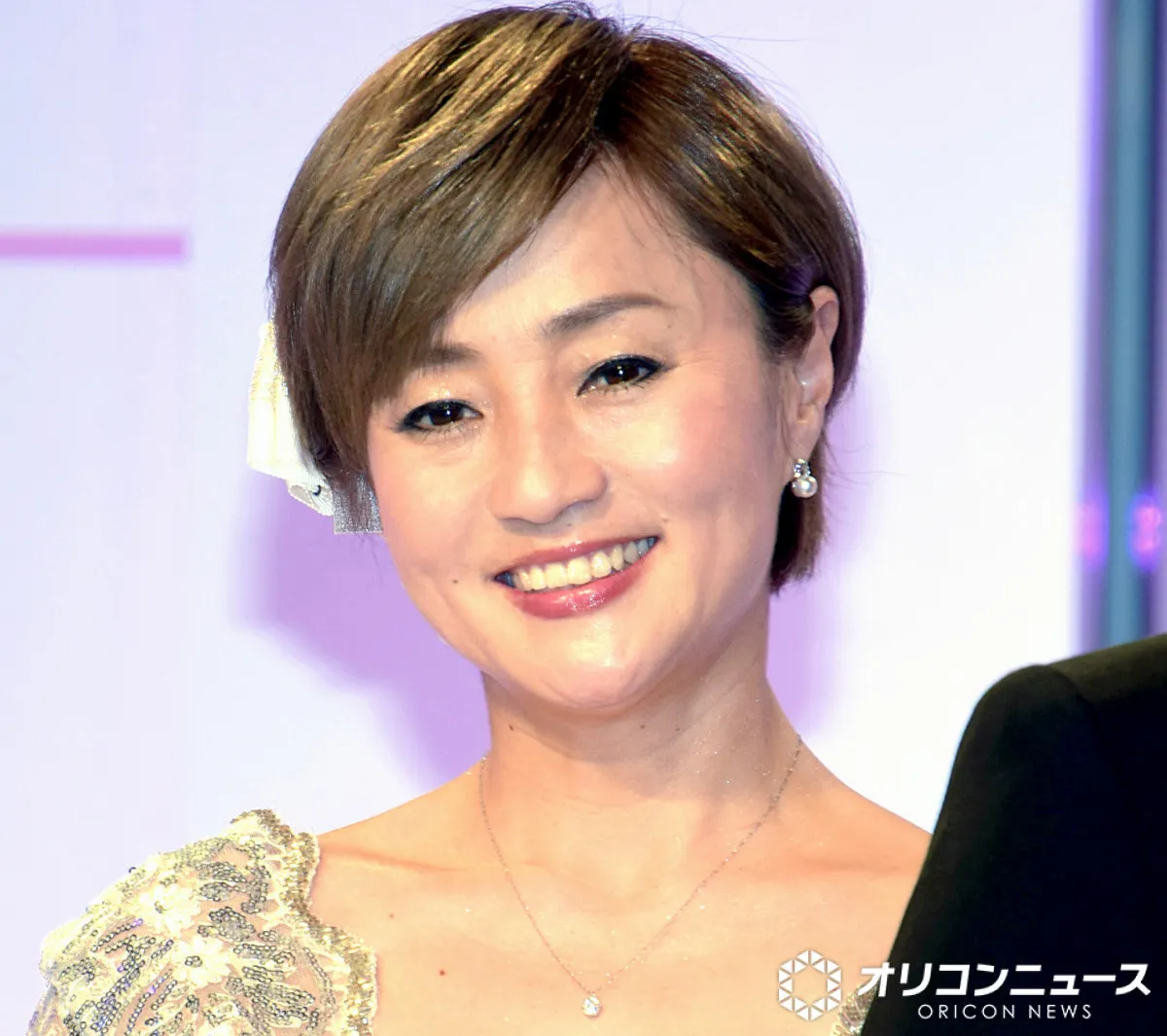 橋本志穂、庭に生えた“真っ赤なキノコ”を激写「いかにも珍しい感じのキノコ」「怖いですね」