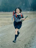 実写映画『ルックバック』原作の名場面“雨のスキップ”シーン　藤野と京本の13年間を映す新映像