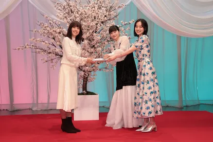 連続テレビ小説『風、薫る』見上愛＆上坂樹里→『ブラッサム』石橋静河へ　朝ドラ主演3人が笑顔でバトンタッチセレモニー