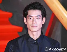 中島歩、『Tシャツが乾くまで』クランクアップ動画に反響　息子役・久保田薫が足にしがみつく愛らしい姿に「めっちゃ懐いとる！」「本当の親子みたい」