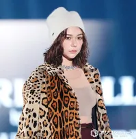 【TGC】村重杏奈、へそ出しルックに熱視線　豹柄ロングコートでオーラ放つ