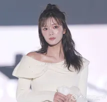 【TGC】卒業控える櫻坂46田村保乃、“純白プリンセス”に　オフショルダーで上品な色気