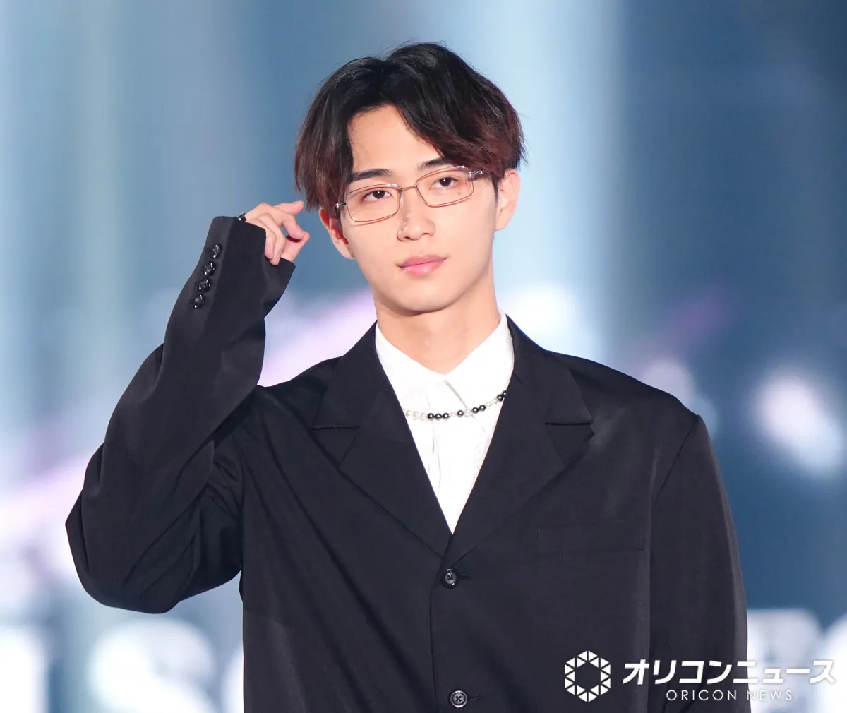 【TGC】野村康太、眼鏡×黒スーツで“知的イケメン”体現　ふんわり笑顔とのギャップで魅了