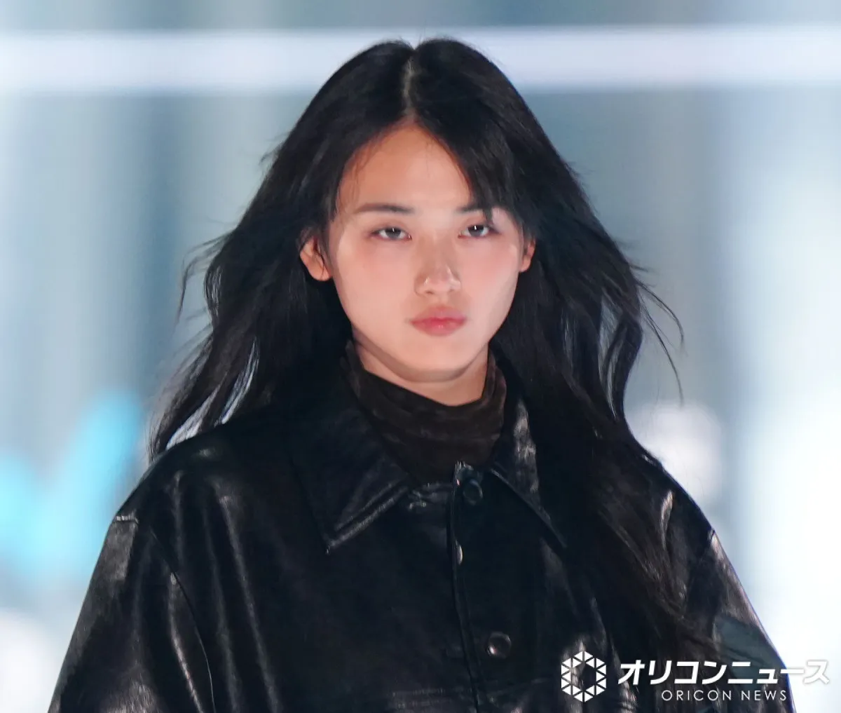 【TGC】櫻坂46・山﨑天、クールな眼差しで観客を魅了　ゆったりシルエットのレザー着こなす
