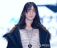 【TGC】日向坂46・小坂菜緒、秋冬ルックで“大人かわいさ”　メンズライクな装いに抜け感