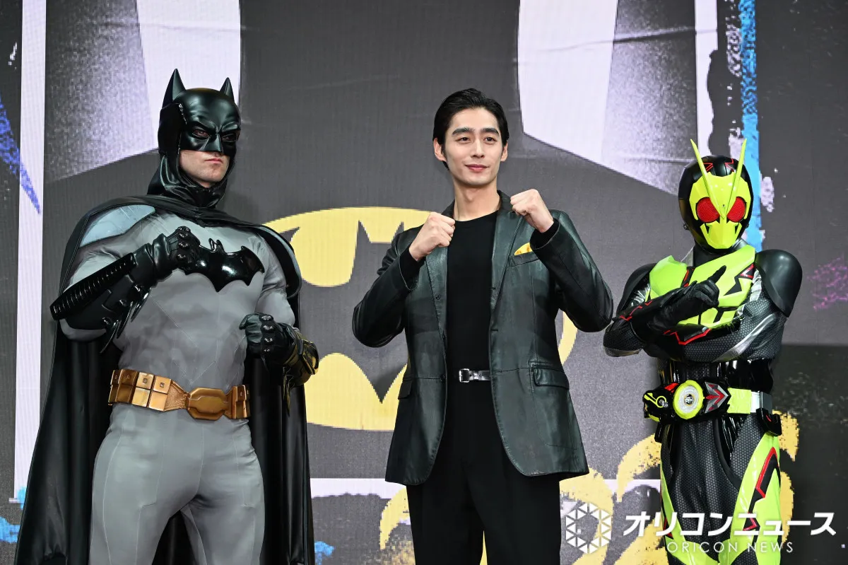 濱尾ノリタカ、バットマンのデカさに驚き　大好きなヒーローに囲まれてデレデレ「スマートにやってきたんですけど」