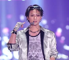 【TGC】岩瀬洋志、ペンダントをくわえ挑発的ポーズ　エッジィな装いで観客魅了