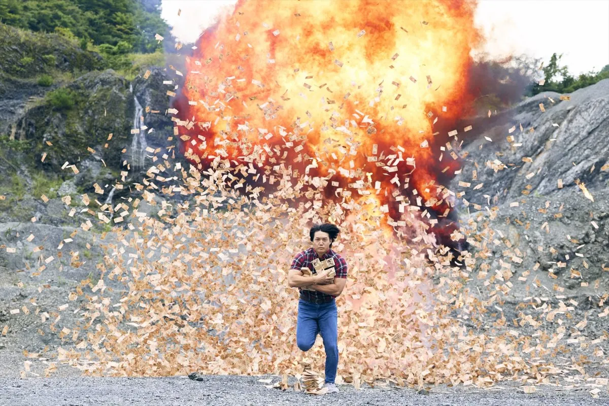 青木マッチョ、“壱億円札大爆破”爆炎を背に猛ダッシュ　CGなし、一発勝負の特別映像