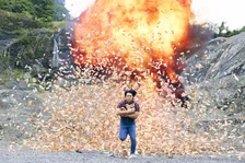 青木マッチョ、“壱億円札大爆破”爆炎を背に猛ダッシュ　CGなし、一発勝負の特別映像
