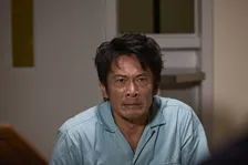 内野聖陽、絶望から立ち上がる過程を熱演　実際の事件を映画化『負けへんで』場面写真