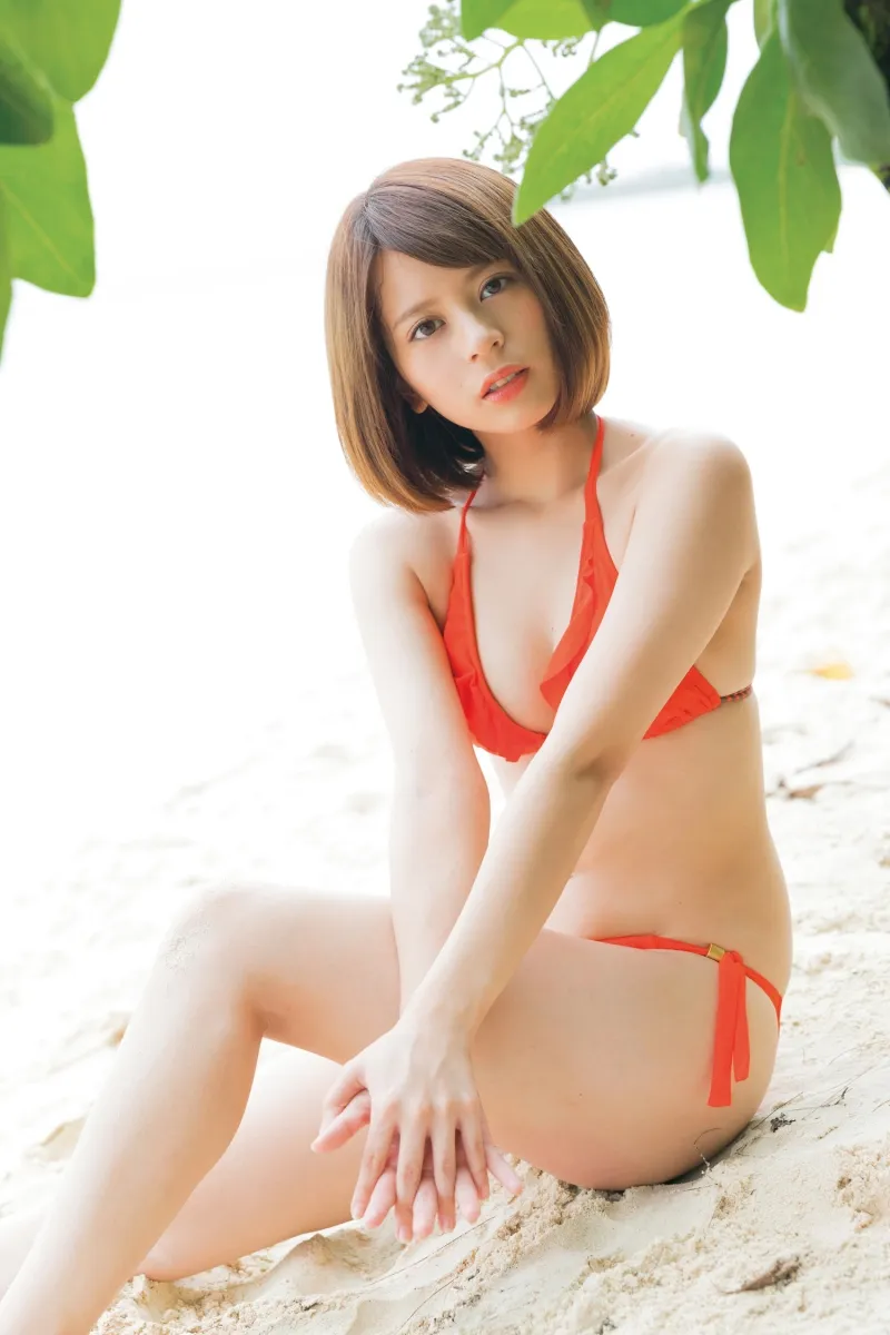 “福岡の奇跡”吉崎綾（22）の1stイメージ「Pretty Little Giant」のブル...