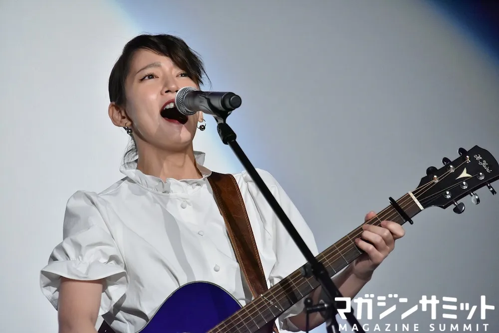 投げ銭100億円！吉岡里帆が人生初ライブでウルウル熱唱だ