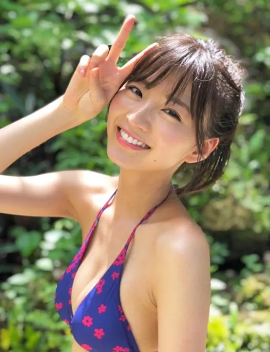 岡崎紗絵（23）、笑顔はじけるビキニ姿などセクシーショットを大量に披...