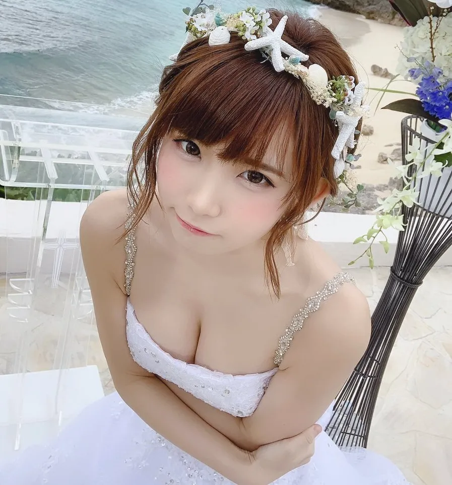 コスプレイヤー・えなこ、人魚姿やウエディングドレス姿を披露しファン...