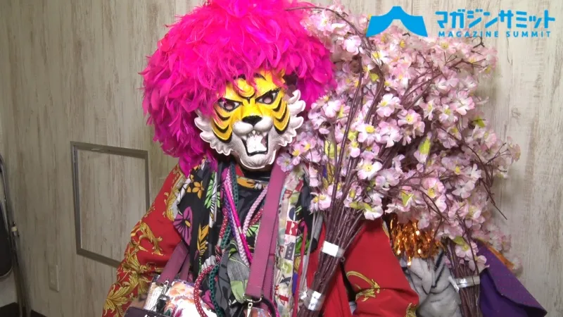 【独占動画】新宿で虎のお面に、ド派手な格好をしている謎の男“新宿タイ...