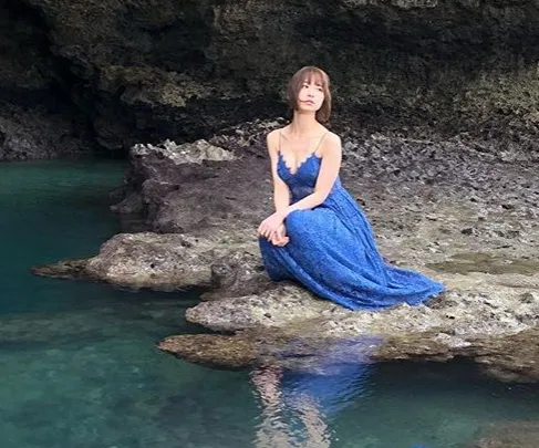 篠田麻里子、水辺のドレスショットを公開しファンから称賛！「人魚姫か...