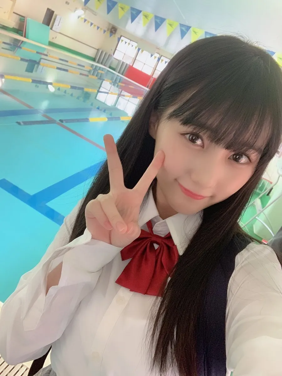 HKT48・田中美久（17）、制服ショットにファンから反響！プールに飛び込...