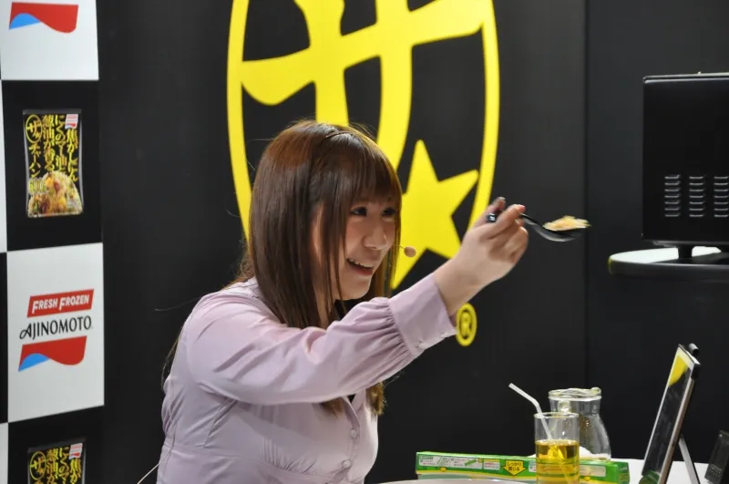 「みなさん、お腹空いていますか～!?」人気声優・小野早稀＆アキバ系ダ...