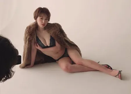 忍野さら（23）、漫画「甘い生活」のヒロインになりきったランジェリー...