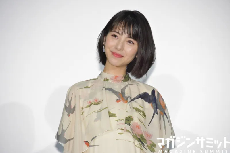 浜辺美波が令和初の舞台挨拶で令和初の超キュートなポカポカポカポカ…