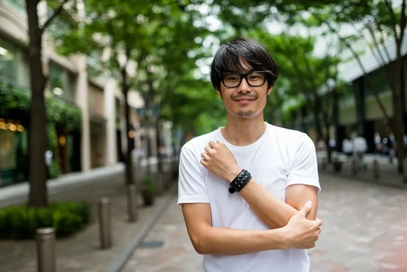 かけるだけでキュンとさせる！女子ウケする【メガネ男子】のモテしぐさ