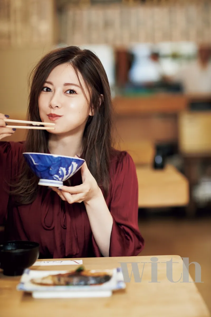 白石麻衣が雑誌「with」に登場！“理想の先輩OL”の姿を披露し結婚につい...