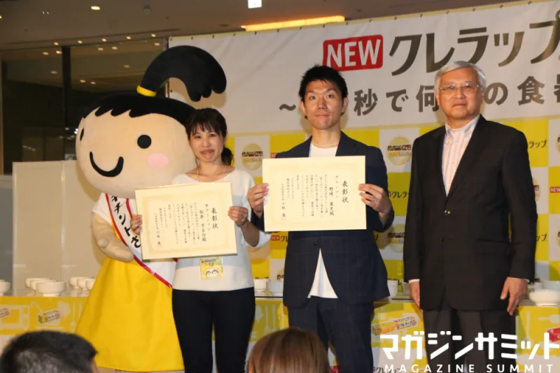 クルクルっとラップをカット、そして食器に貼り付け…激しいデッドヒート...