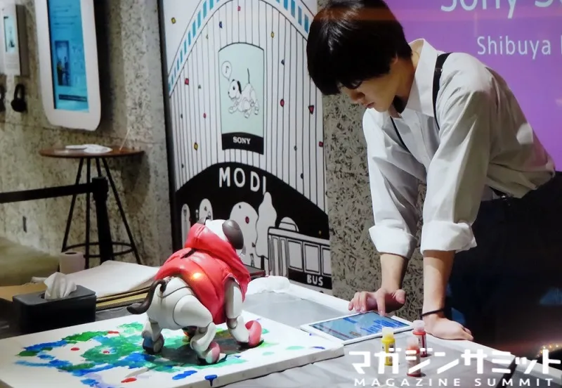 肉球に絵具をつけてアートを制作！aibo×若手クリエイターの渋谷を題材に...