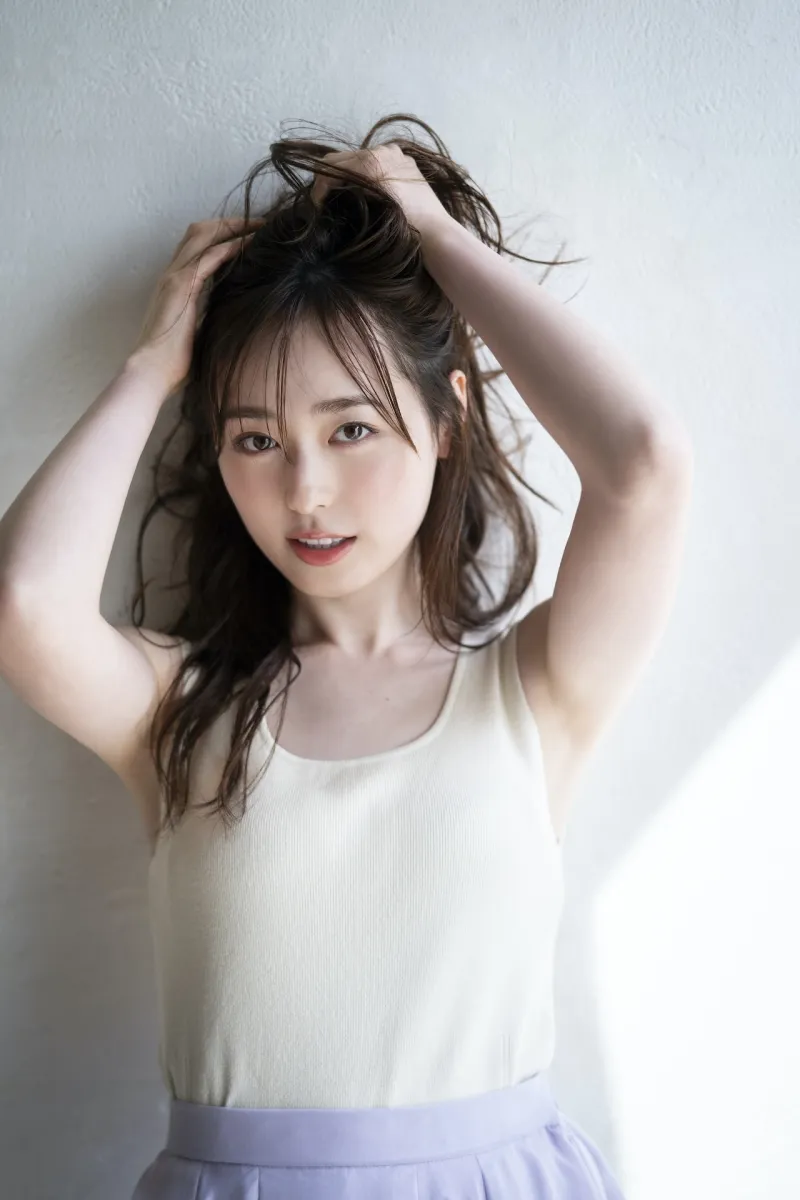 女優・福原遥が雑誌「blt graph.」に登場！大人っぽいヌーディーな衣装...