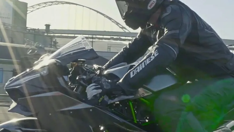 カワサキのバイク「Ninja H2」が世界最速記録を樹立！川崎重工の企業ブ...