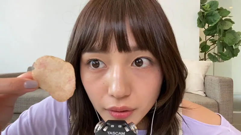 川口春奈の咀嚼音にゾクゾク。カルビースナック菓子食べ比べ企画が話題