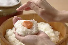 ついに決着!素手VSラップのおにぎりの「にぎり方論争」