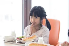 小学校での「給食残し」問題が深刻に。野菜好きな子どもに育てる「ベジトレ」とは？