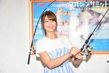 神スイング・稲村亜美、高校球児の次は大量のマグロに囲まれる