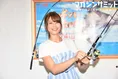 神スイング・稲村亜美、高校球児の次は大量のマグロに囲まれる