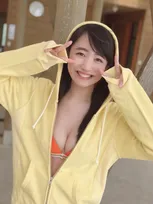 SUPER☆GiRLS・長尾しおり（14）、笑顔が眩しい水着グラビアショットを披露