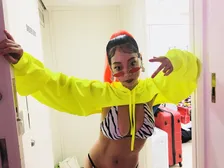 青山ひかる（25）、ド派手な衣装を身にまといIカップバストを披露！