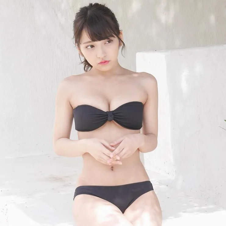 現役大学生・十味（とーみ）、大人びたビキニや谷間が見える衣装を披露しファンから反響！
