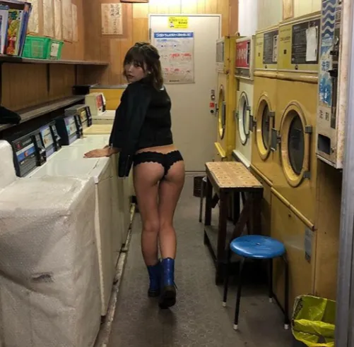 いま一番”脱げる”シンガーソングライター・藤田恵名、屋外での際どいショットを複数披露!
