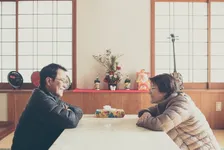 11月22日は「いい夫婦の日」。老眼のしぐさが夫婦関係に関係してるって本当？