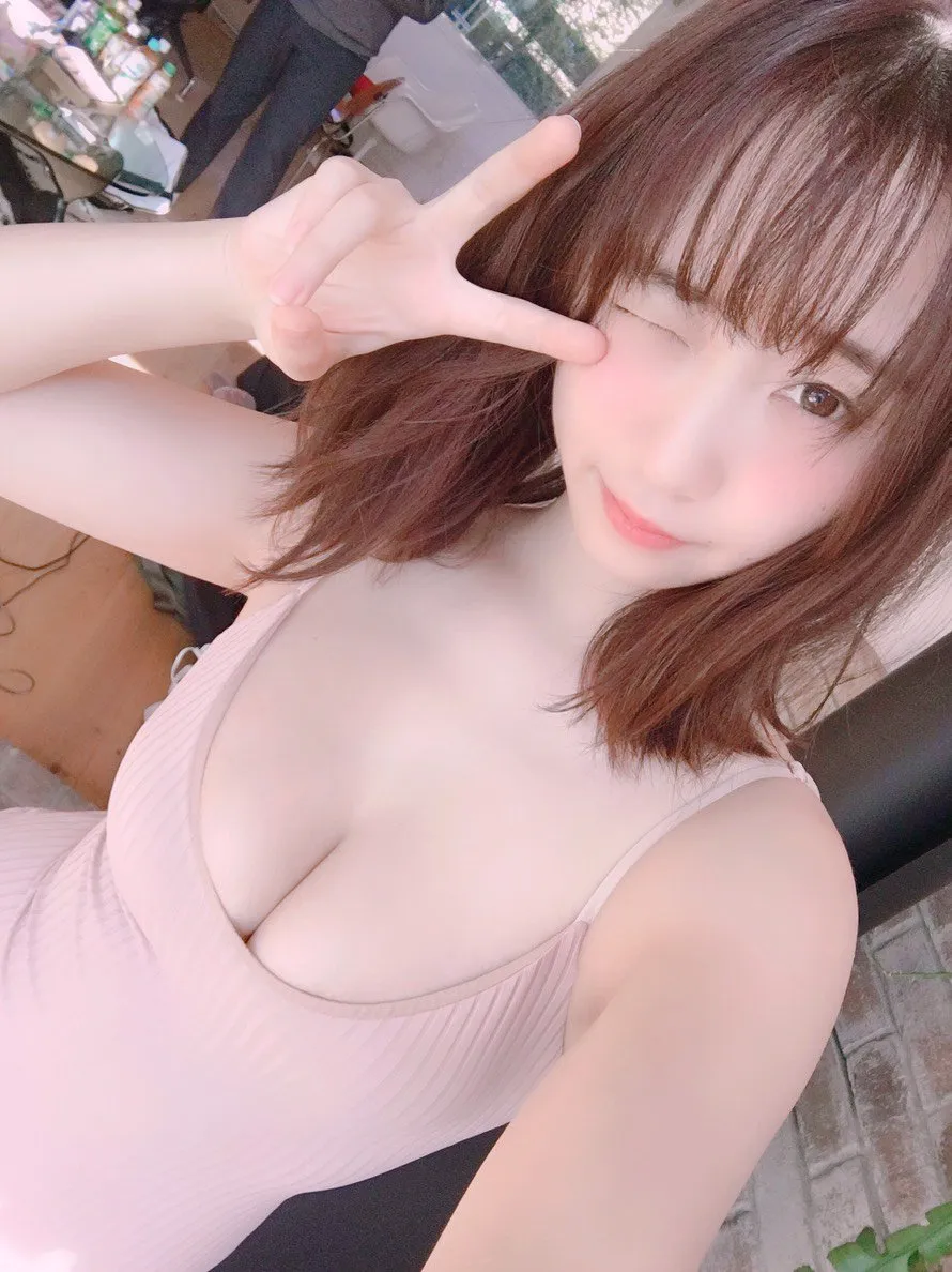 伊織もえ、Hカップの胸元を大胆に見せたセクシーショットに大興奮！ファン「いおりんの虜です」