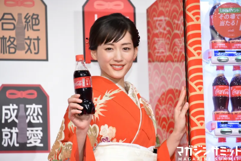 一年の計は綾瀬はるかにあり！艶やか振袖姿で高速餅つき&amp;#038;一人一人手渡しのミラクル