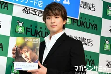 新田真剣佑、写真集撮影秘話を明かす「おじさんと二人でベッドのシーツの中に…」