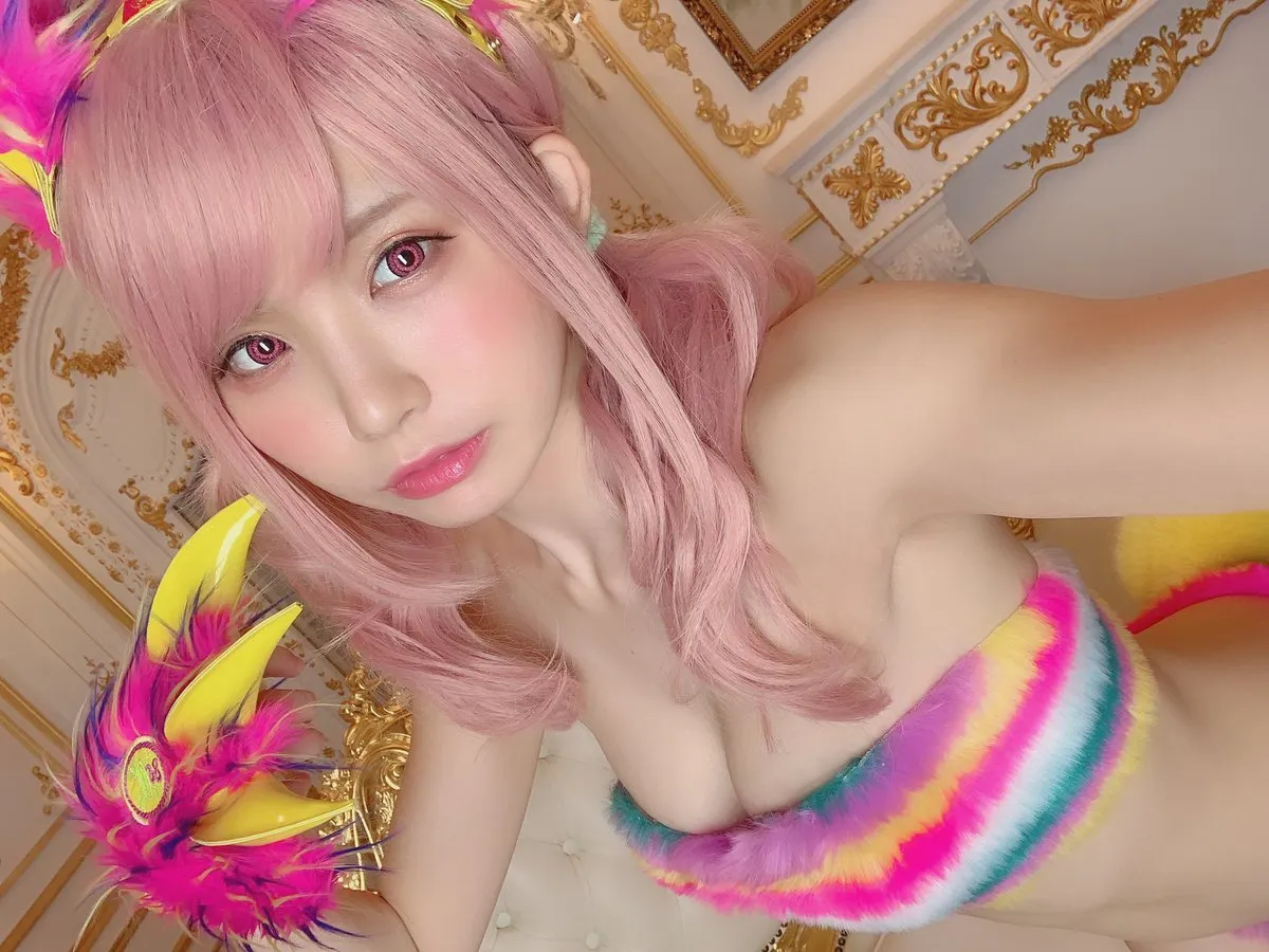 コスプレイヤー・えなこ、「ダンまち」のヘスティアなどセクシーコスプレで登場！
